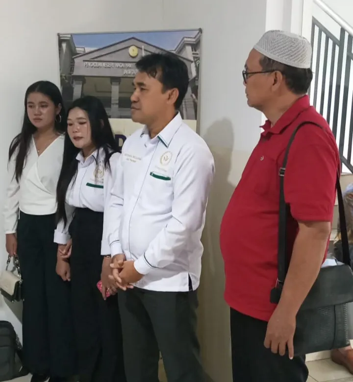 Richard William dari Firma Hukum Richard William and Partner sedang memberikan wawancara terkait potensi kesalahan ketik dalam putusan pengadilan yang dapat membatalkan putusan.