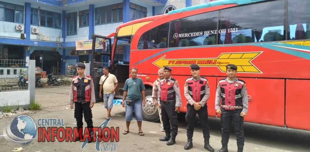 Personil Samapta Polres Sibolga berdialog dengan warga saat patroli