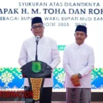 Bupati Muba menyerahkan bantuan sembako kepada warga yang membutuhkan pada acara Isra Mi'raj dan syukuran pelantikan.