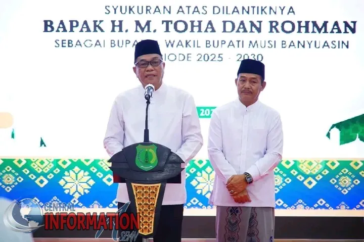 Bupati Muba menyerahkan bantuan sembako kepada warga yang membutuhkan pada acara Isra Mi'raj dan syukuran pelantikan.