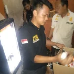 Petugas Tramtib menyita botol miras ilegal dari sebuah toko plastik di Ciledug saat operasi pekat Ramadan.