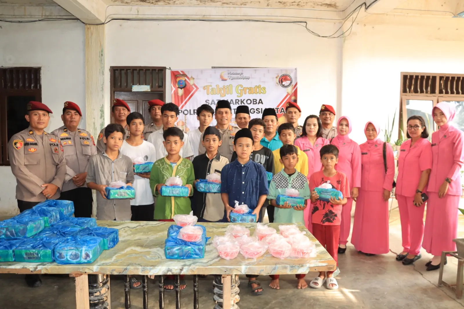Kapolres Pematangsiantar berbagi takjil dengan anak yatim di Panti Asuhan Muhammadiyah