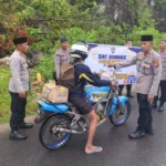 Pembagian Takjil oleh Binmas Polres Bangkep di Bulan Ramadhan