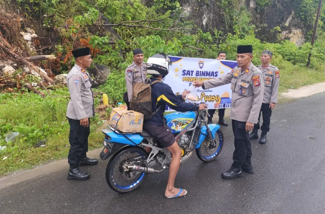 Pembagian Takjil oleh Binmas Polres Bangkep di Bulan Ramadhan